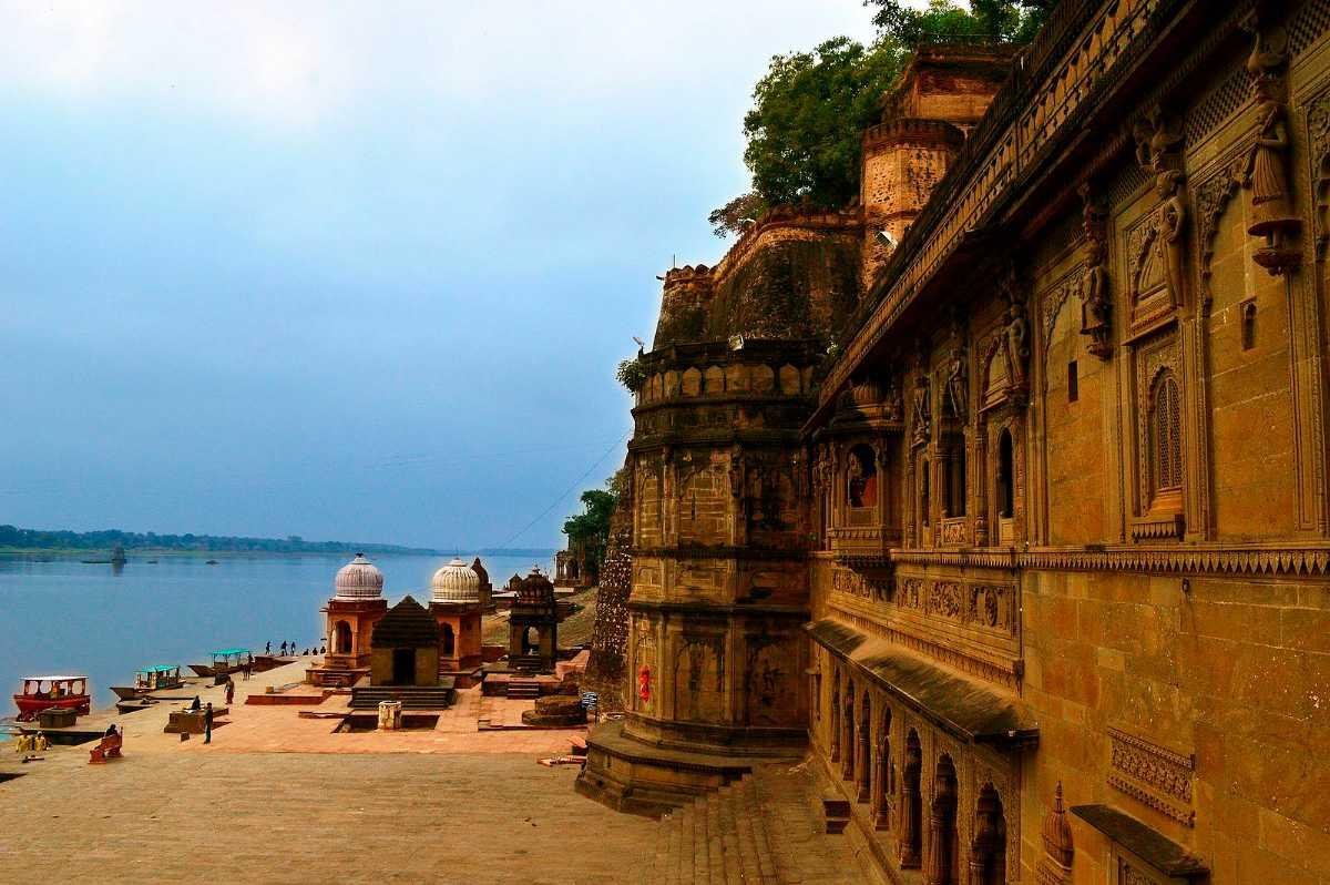 AviewofNarmadaRiverandMaheshwarFortMadhyaPradeshIndia_20230405151711